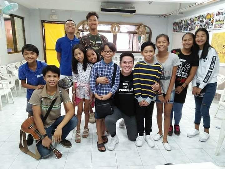 Coach AJ with young participants gathered for a group photograph at Right Start